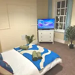 London Bridge 1-Bedroom Entire Apartments
