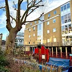 London Bridge 1-Bedroom Entire Apartments
